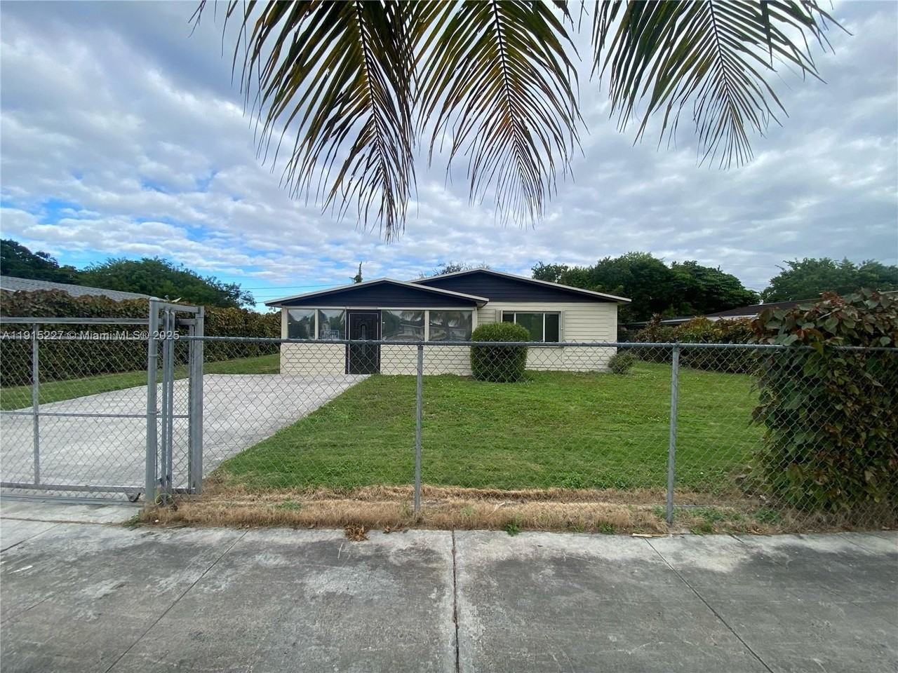 746 Northwest 3rd Street - Photo 3 of 15