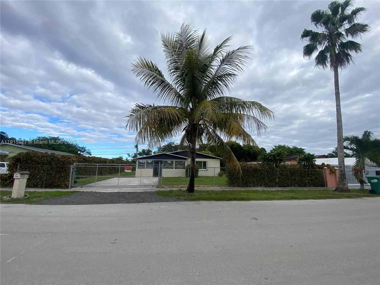 746 Northwest 3rd Street - Photo 4 of 15