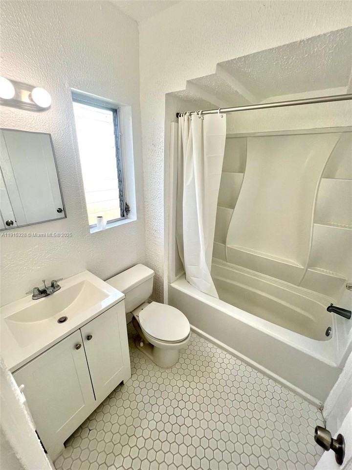 632 Ne 85th St #15 - Photo 6 of 7