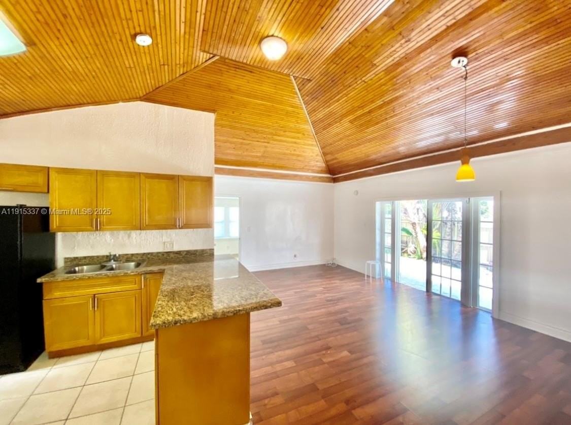 2402 Nw 42nd St - Photo 4 of 32