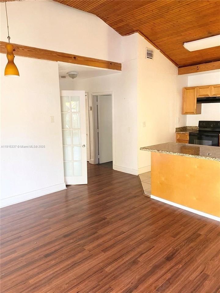 2402 Nw 42nd St - Photo 5 of 32