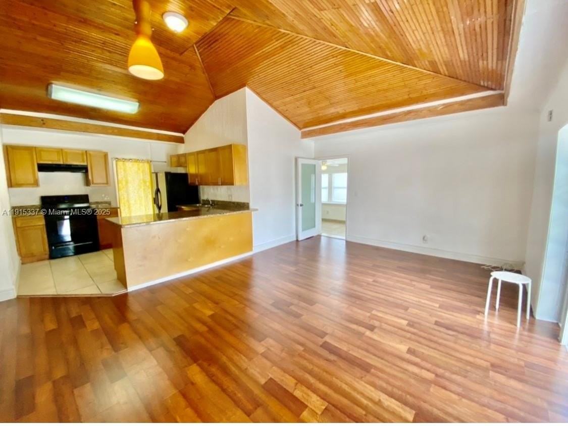 2402 Nw 42nd St - Photo 7 of 32