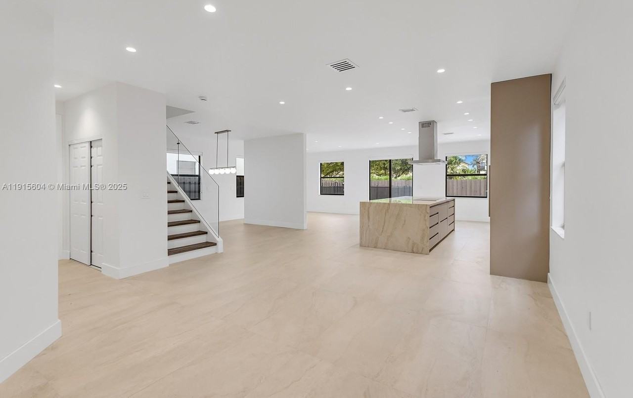 8725 Northwest 102nd Court - Photo 5 of 39