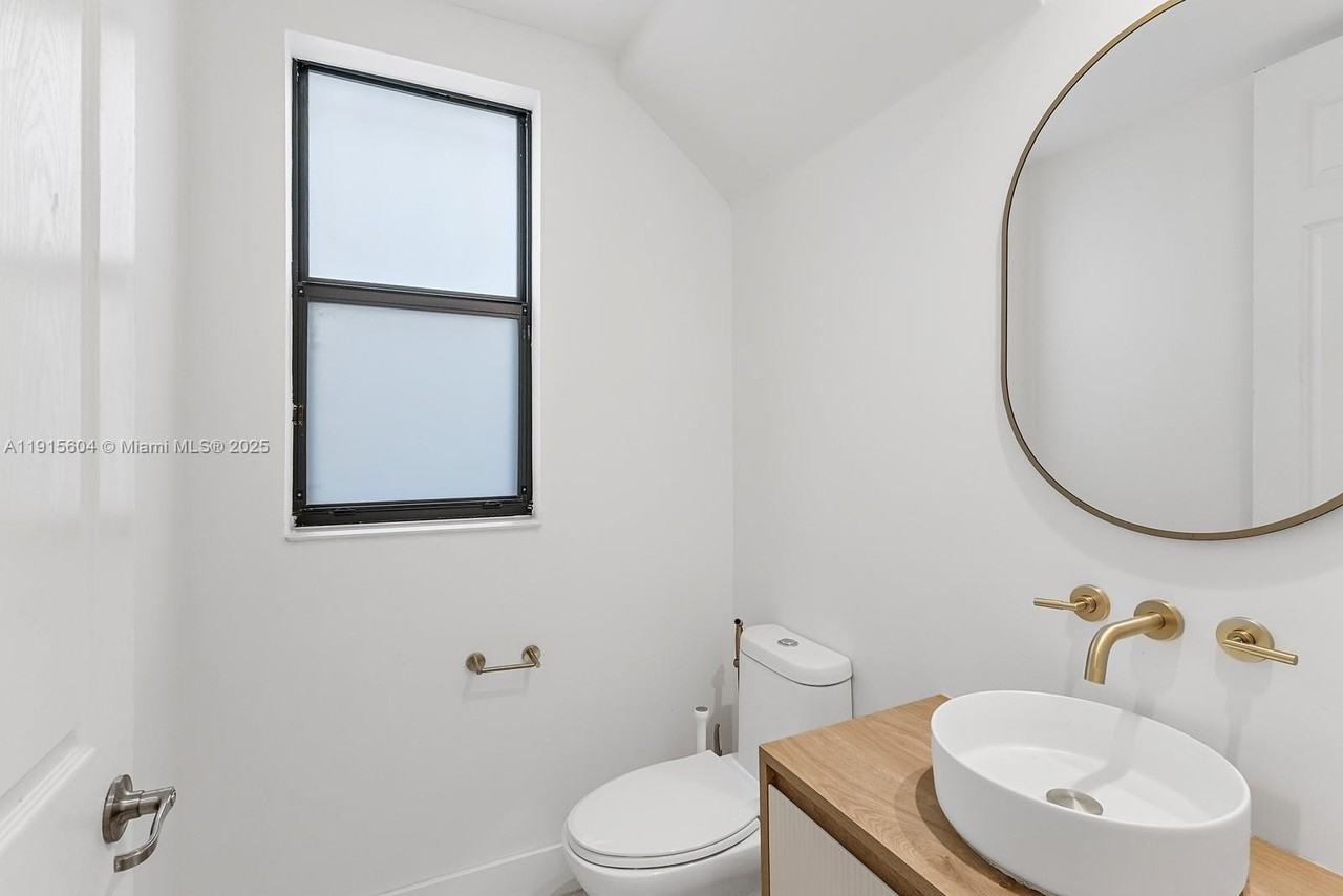 8725 Northwest 102nd Court - Photo 6 of 39