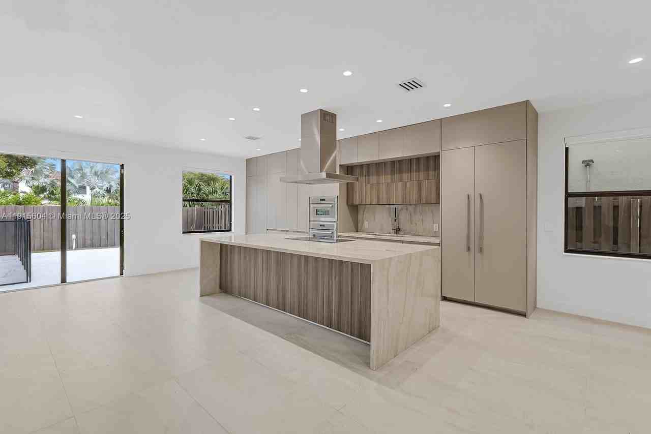 8725 Northwest 102nd Court - Photo 7 of 39