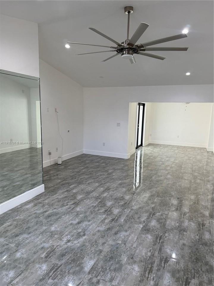 19754 Nw 61st Ave - Photo 4 of 26