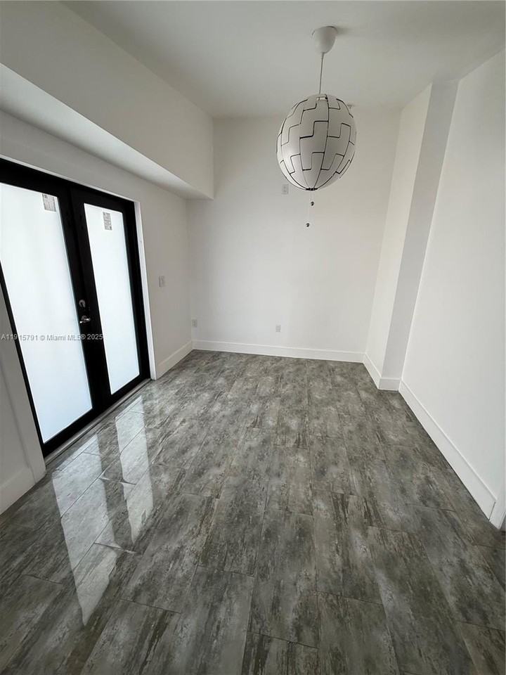 19754 Nw 61st Ave - Photo 5 of 26