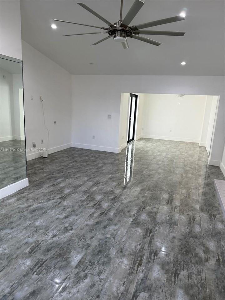 19754 Nw 61st Ave - Photo 7 of 26