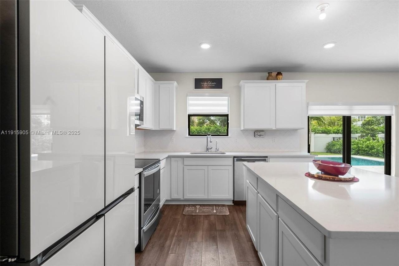 3142 Poinciana St - Photo 7 of 26