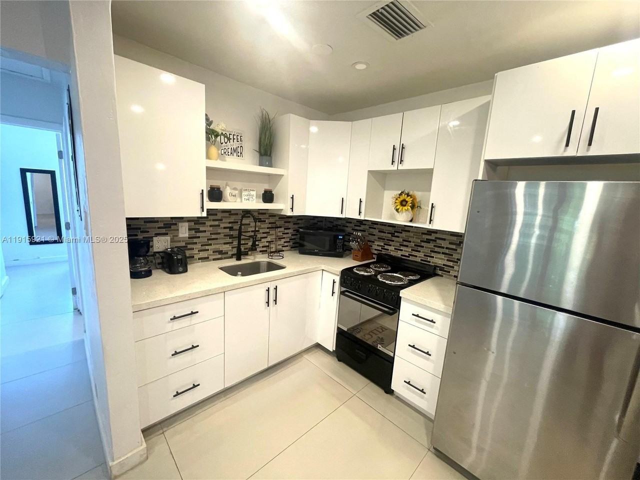 1211 Ne 15th Ave #1 - Photo 3 of 11