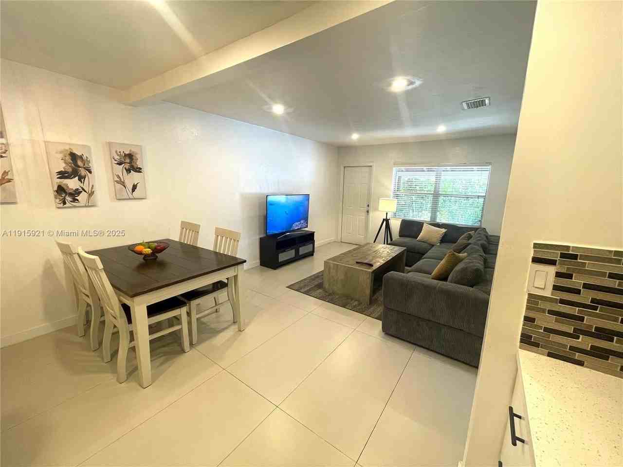 1211 Ne 15th Ave #1 - Photo 5 of 11