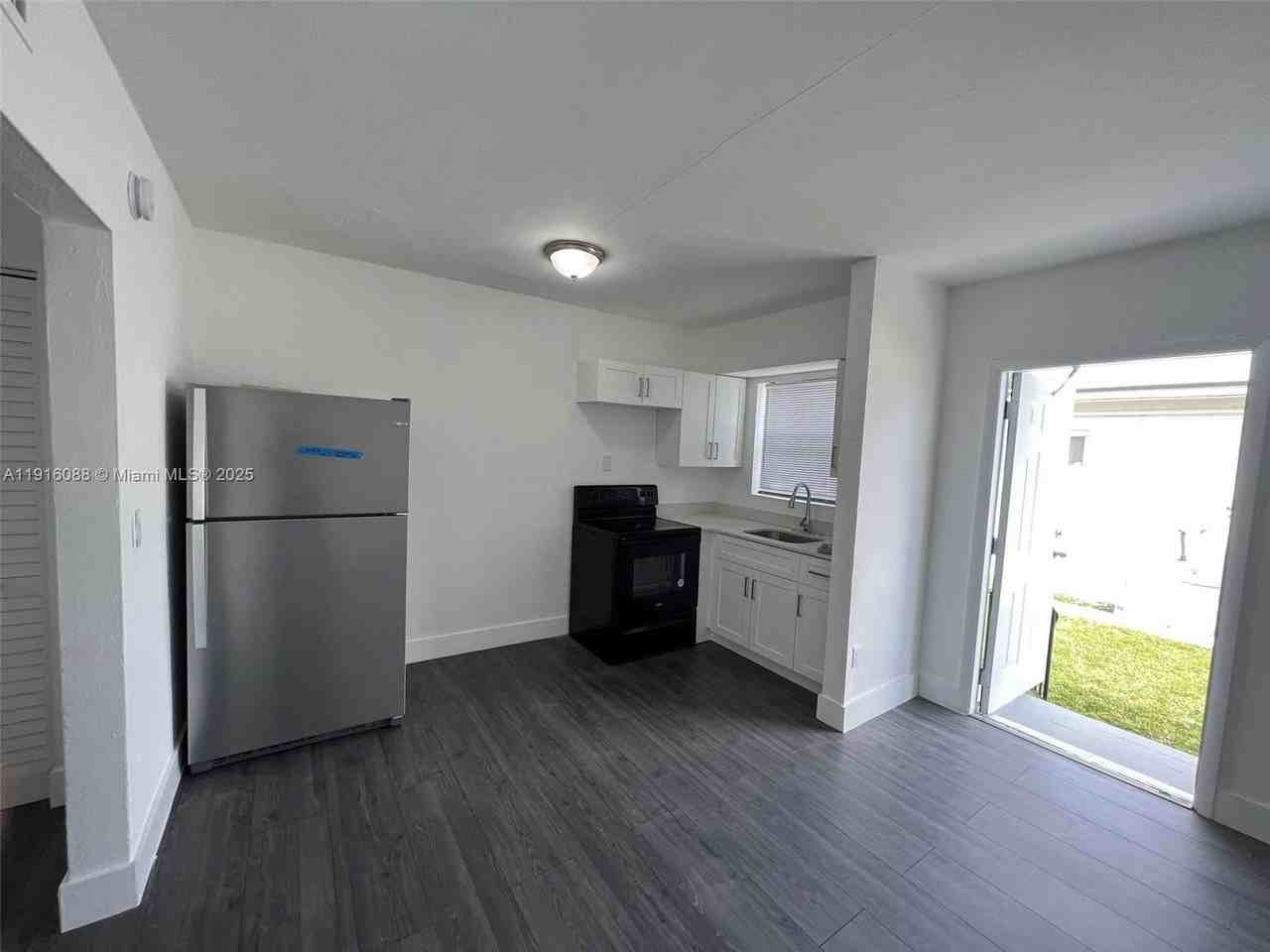 2150 Nw 24th St #5 - Photo 5 of 11