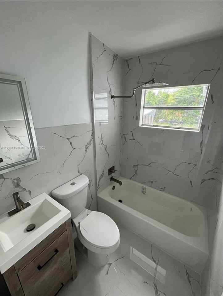 2726 Nw 4th Ct - Photo 5 of 8