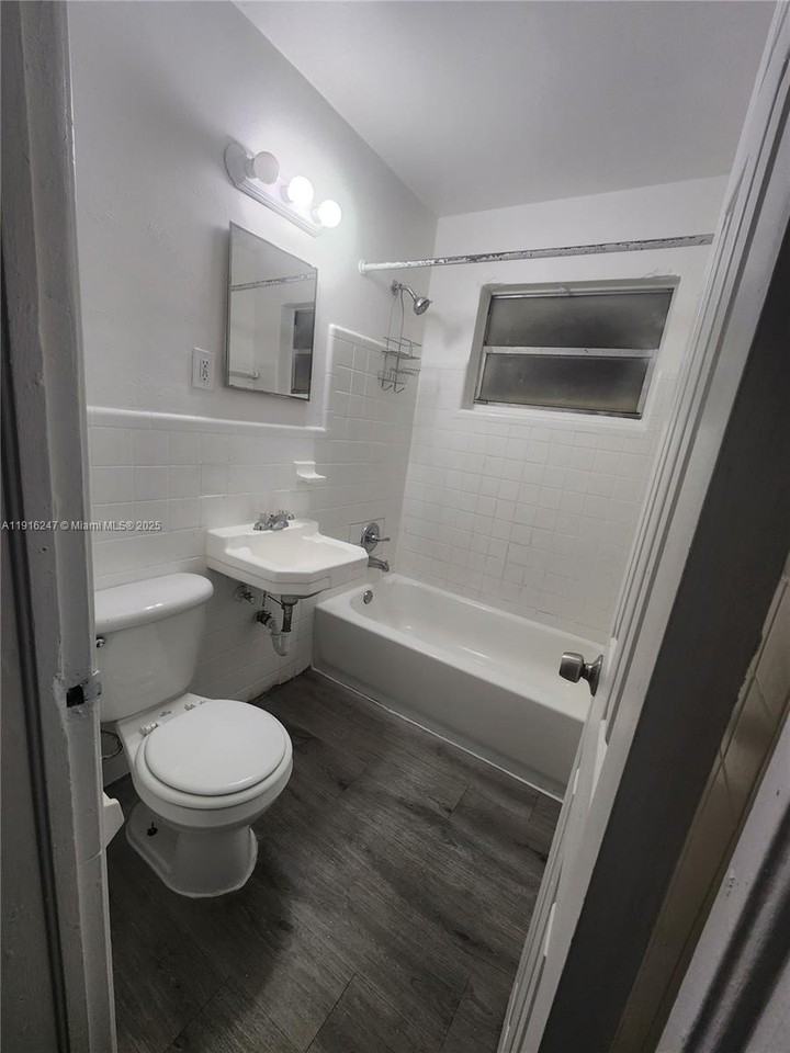 519 Nw 8th Ave #5 - Photo 4 of 11