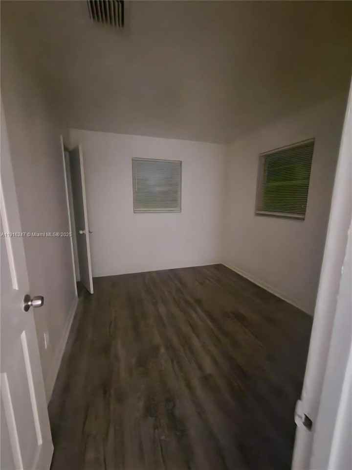 519 Nw 8th Ave #5 - Photo 5 of 11