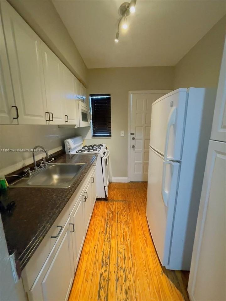 7710 Harding Ave #412 - Photo 4 of 8