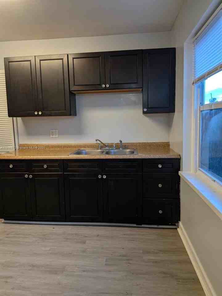 2132 Mckinley St #1 - Photo 4 of 13