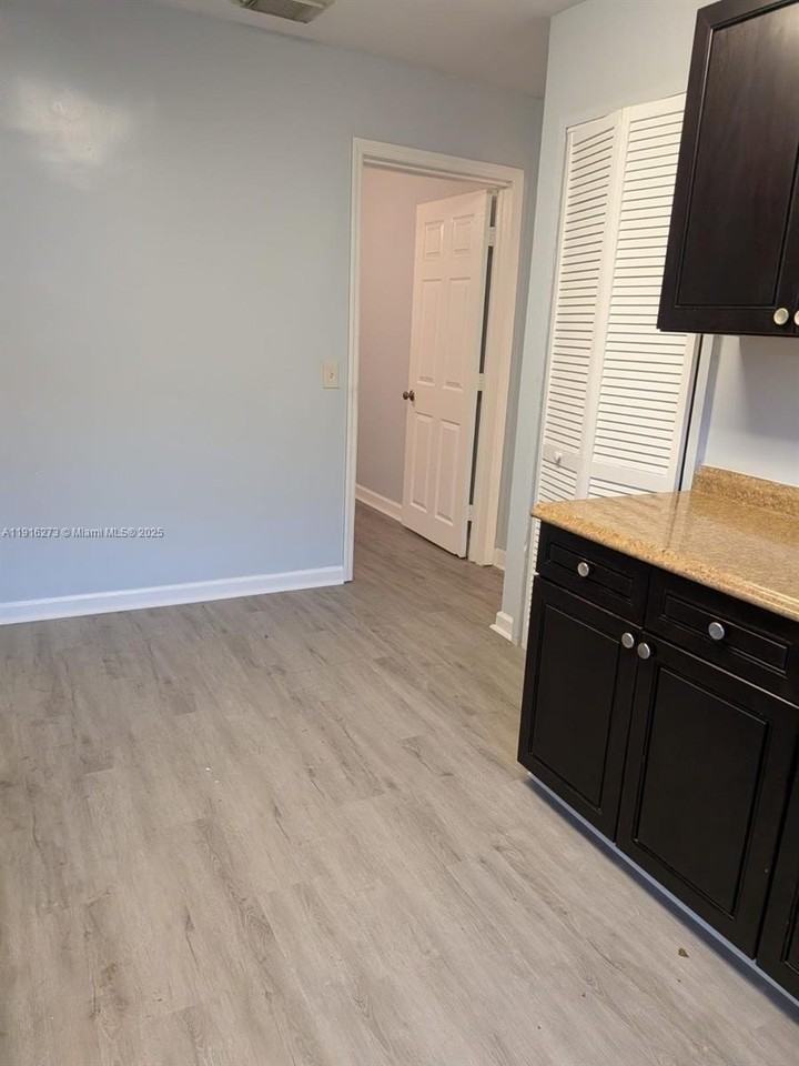 2132 Mckinley St #1 - Photo 5 of 13