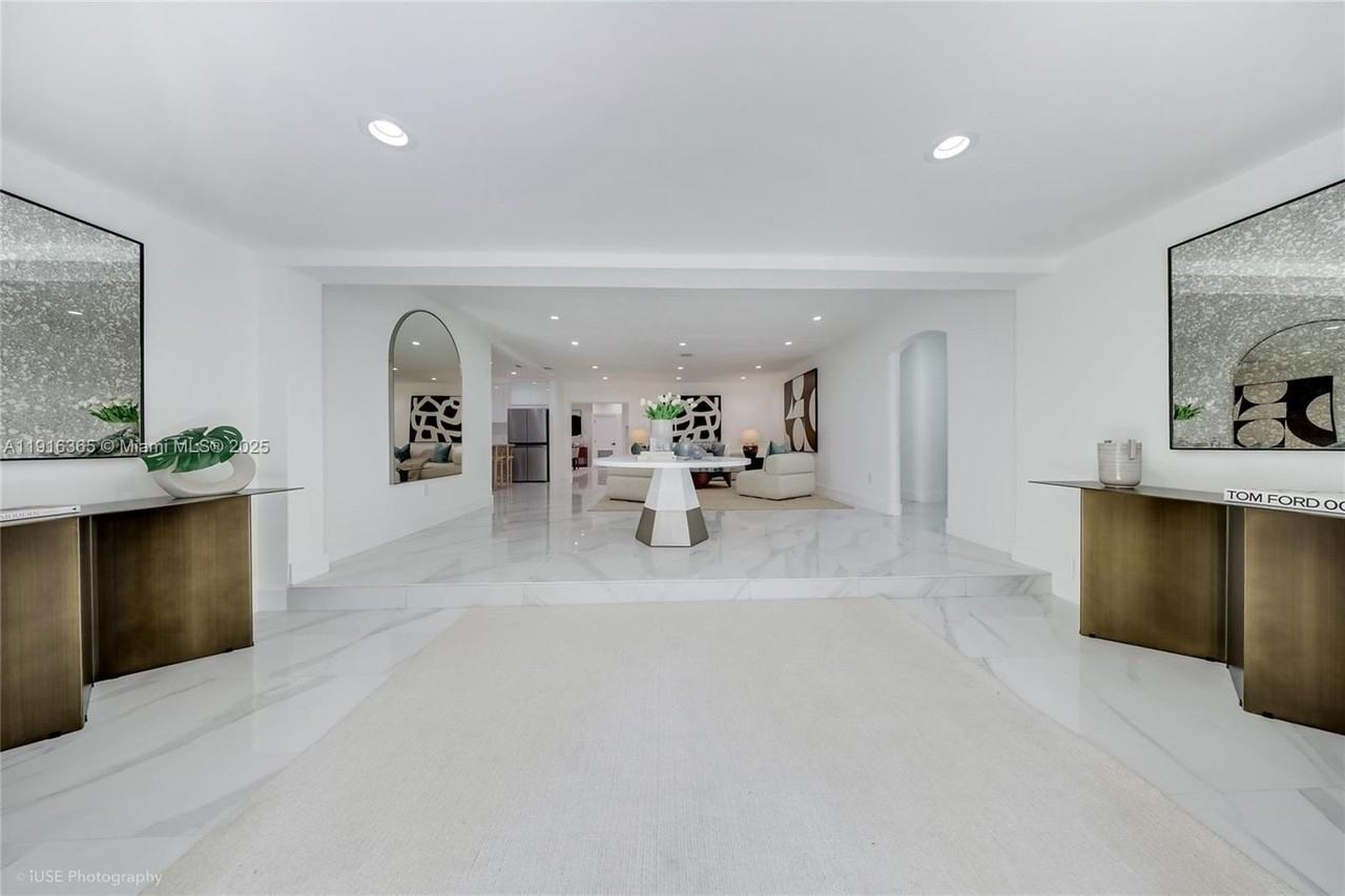 871 Ne 81st St - Photo 3 of 25