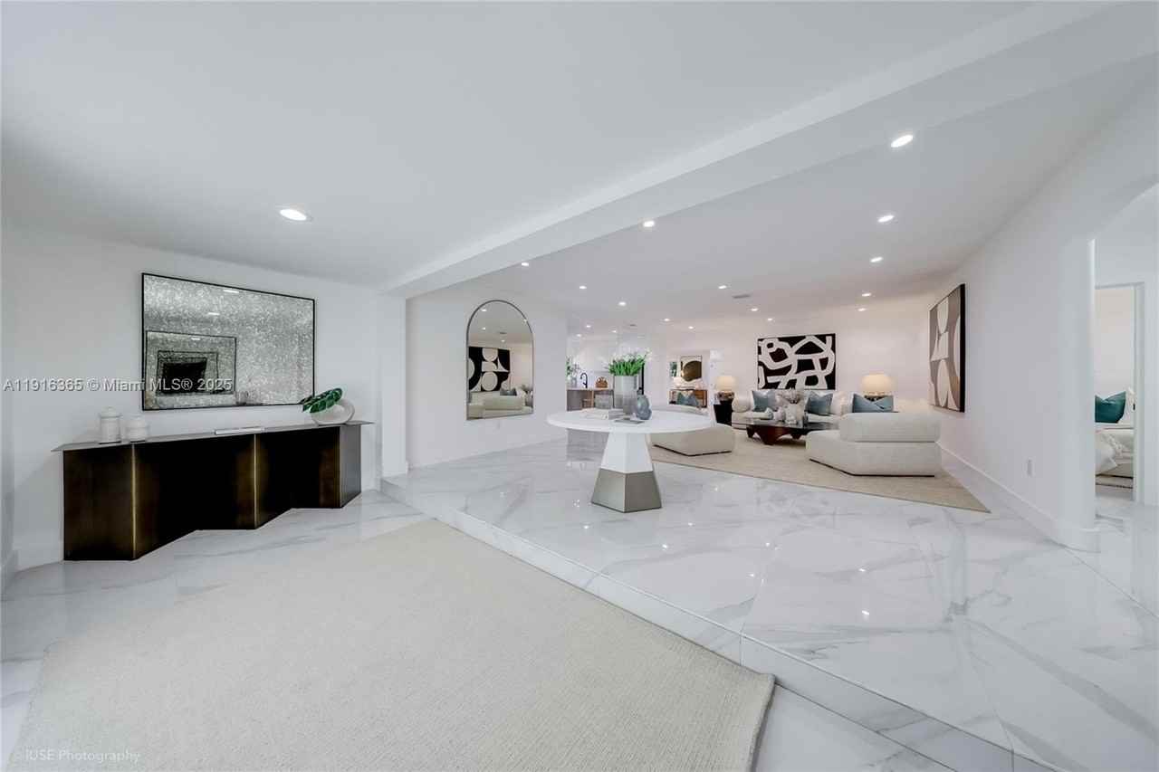 871 Ne 81st St - Photo 4 of 25