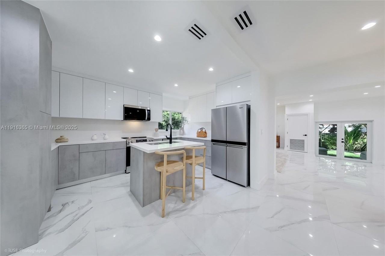 871 Ne 81st St - Photo 6 of 25