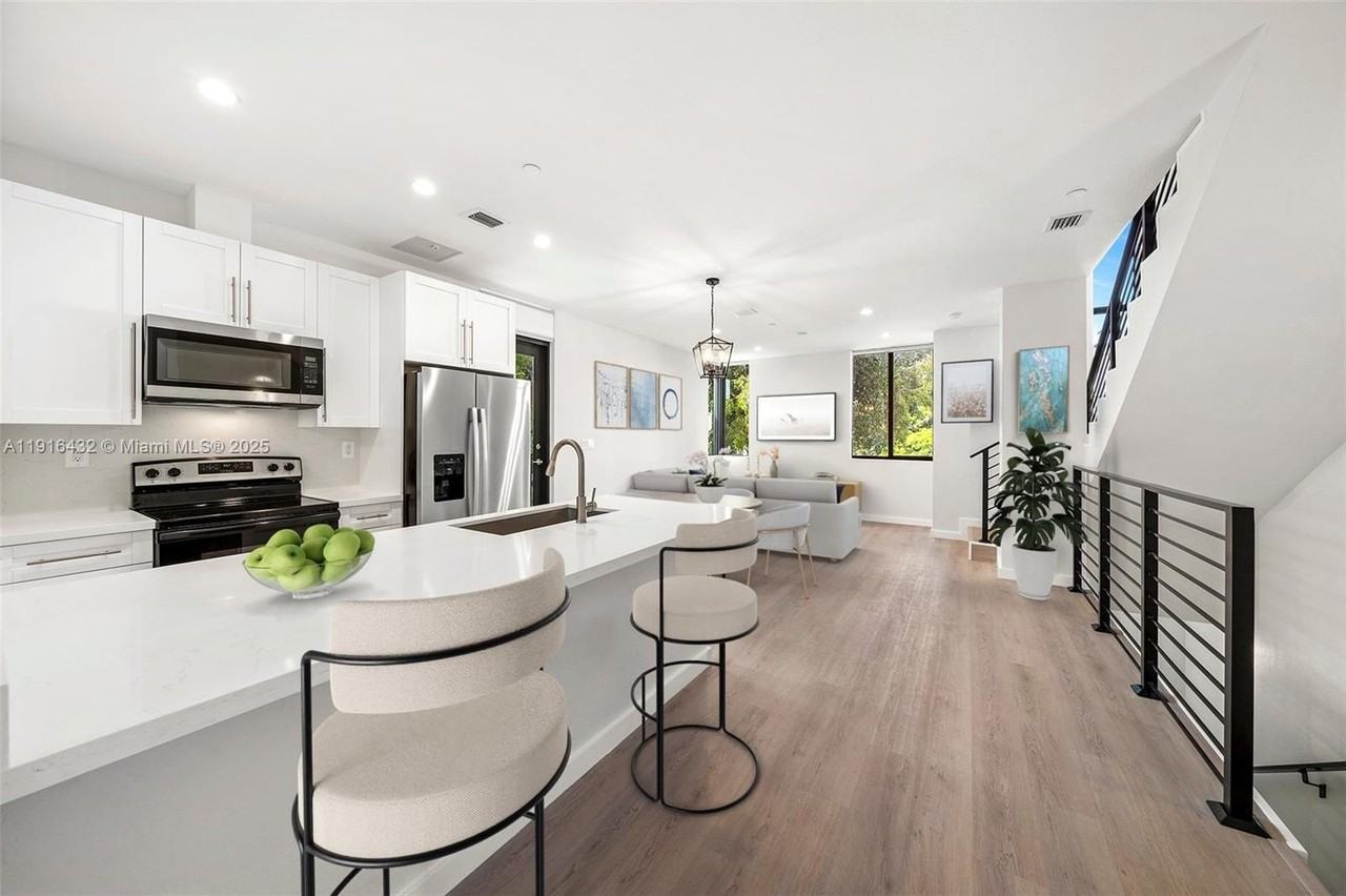 1251 Southwest 3rd Street - Photo 3 of 18