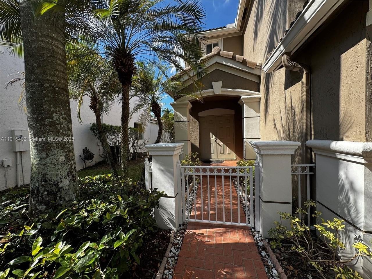 1007 Bamboo Ln - Photo 3 of 27