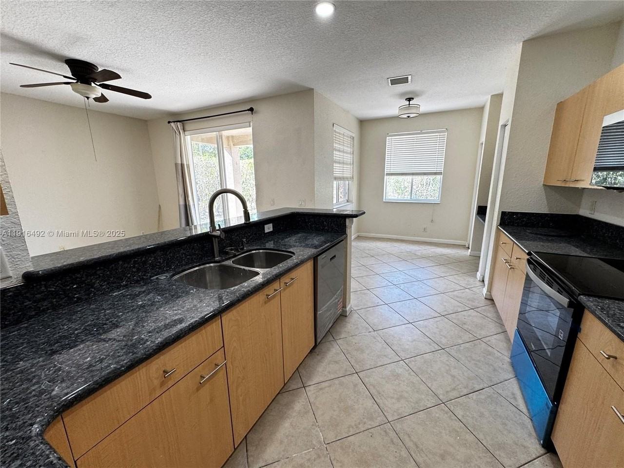 1007 Bamboo Ln - Photo 5 of 27