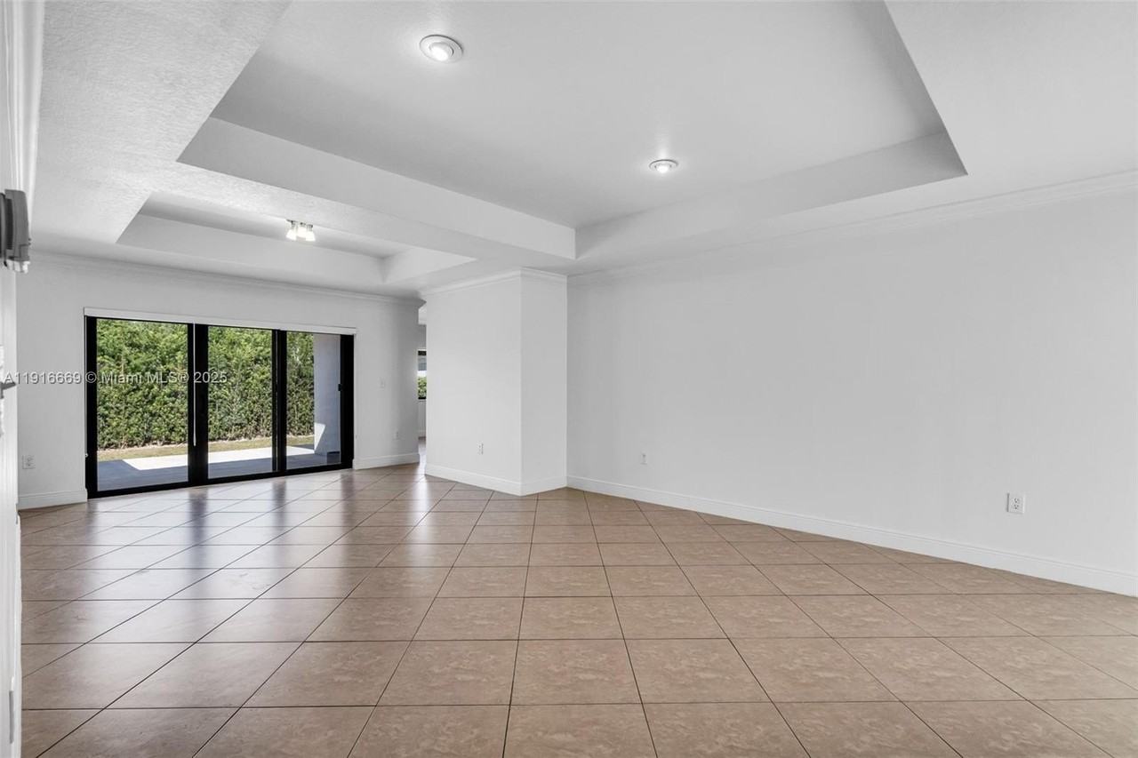 15057 Sw 32nd St - Photo 5 of 31