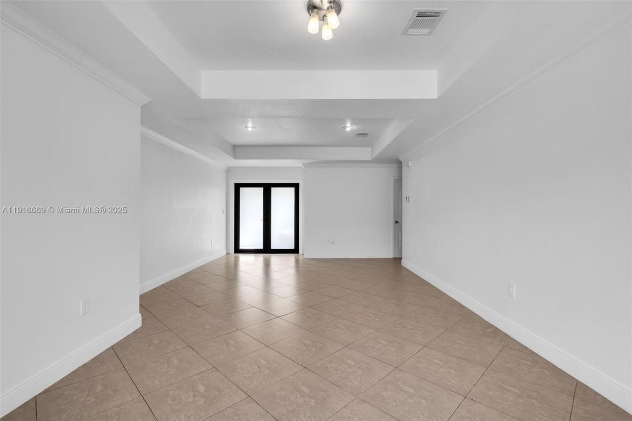 15057 Sw 32nd St - Photo 6 of 31