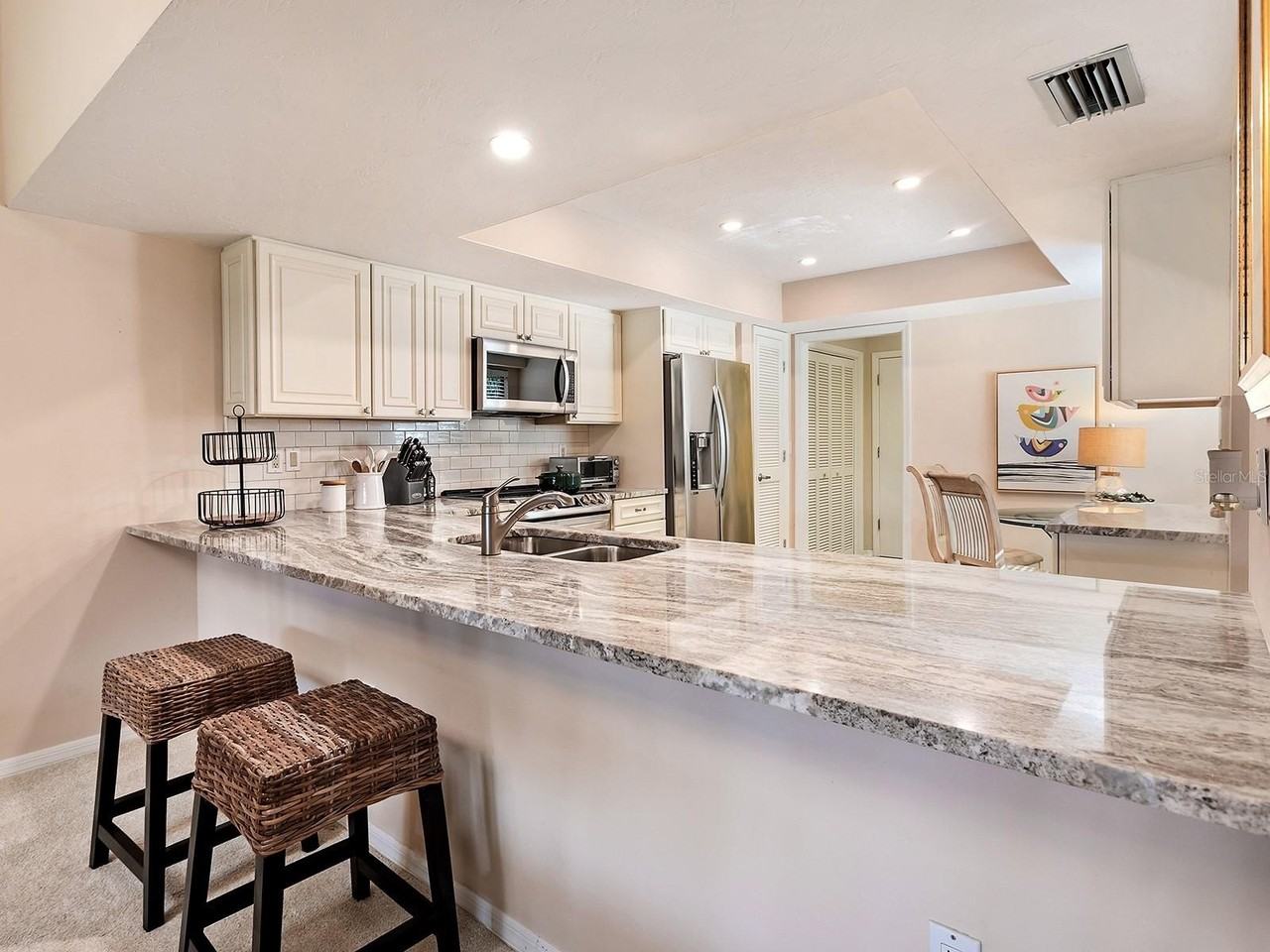 6094 Wilshire Blvd #8 - Photo 7 of 42