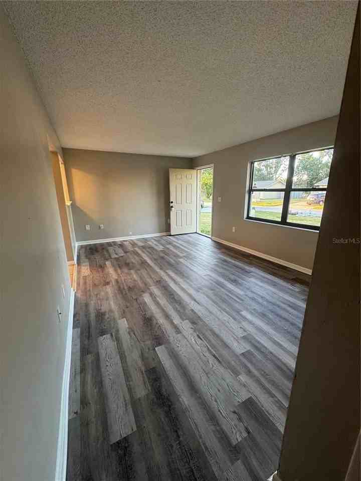 121 Shannon Dr - Photo 3 of 10