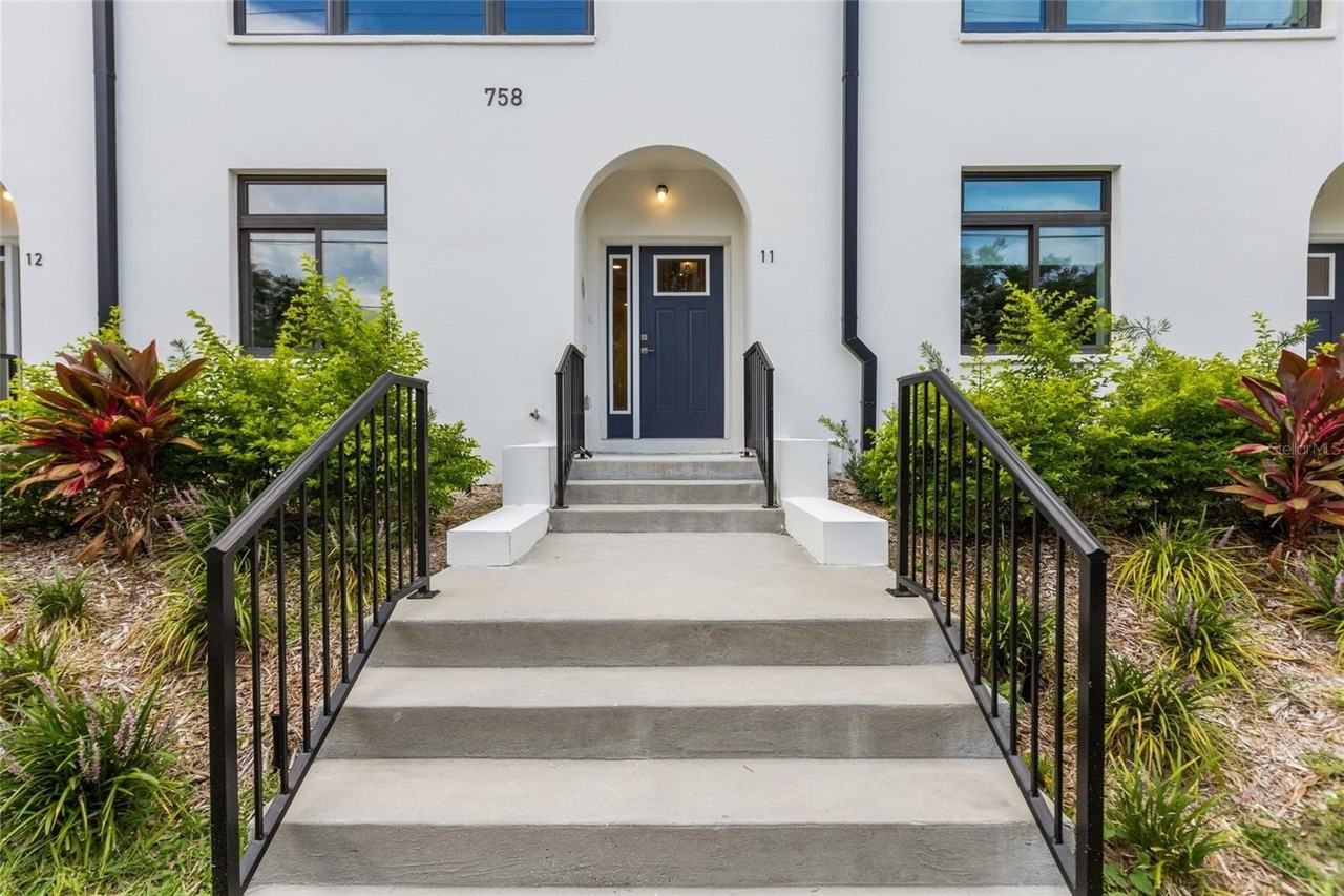 218 218 PARK LAKE STREET AVENUE #12 - Photo 2 of 33