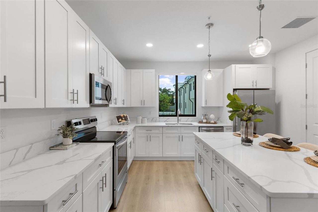 218 218 PARK LAKE STREET AVENUE #12 - Photo 6 of 33