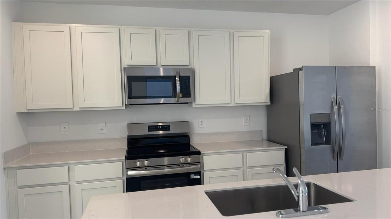 2217 Crown Rock Dr - Photo 2 of 27