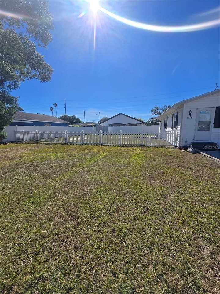 3918 W Robson St - Photo 3 of 20