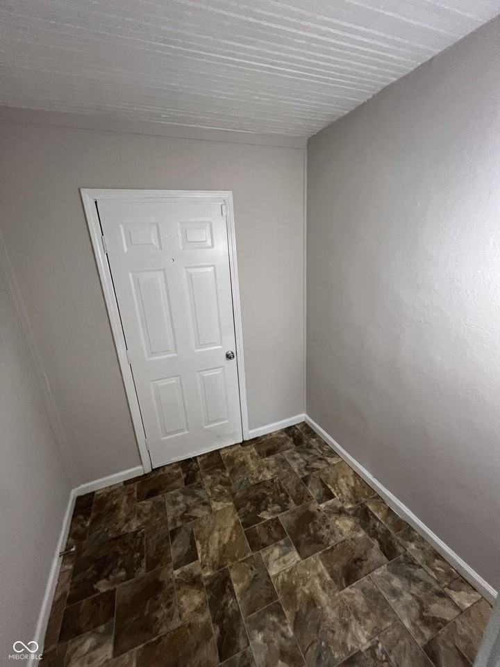 3249 N Kenwood Ave - Photo 3 of 21