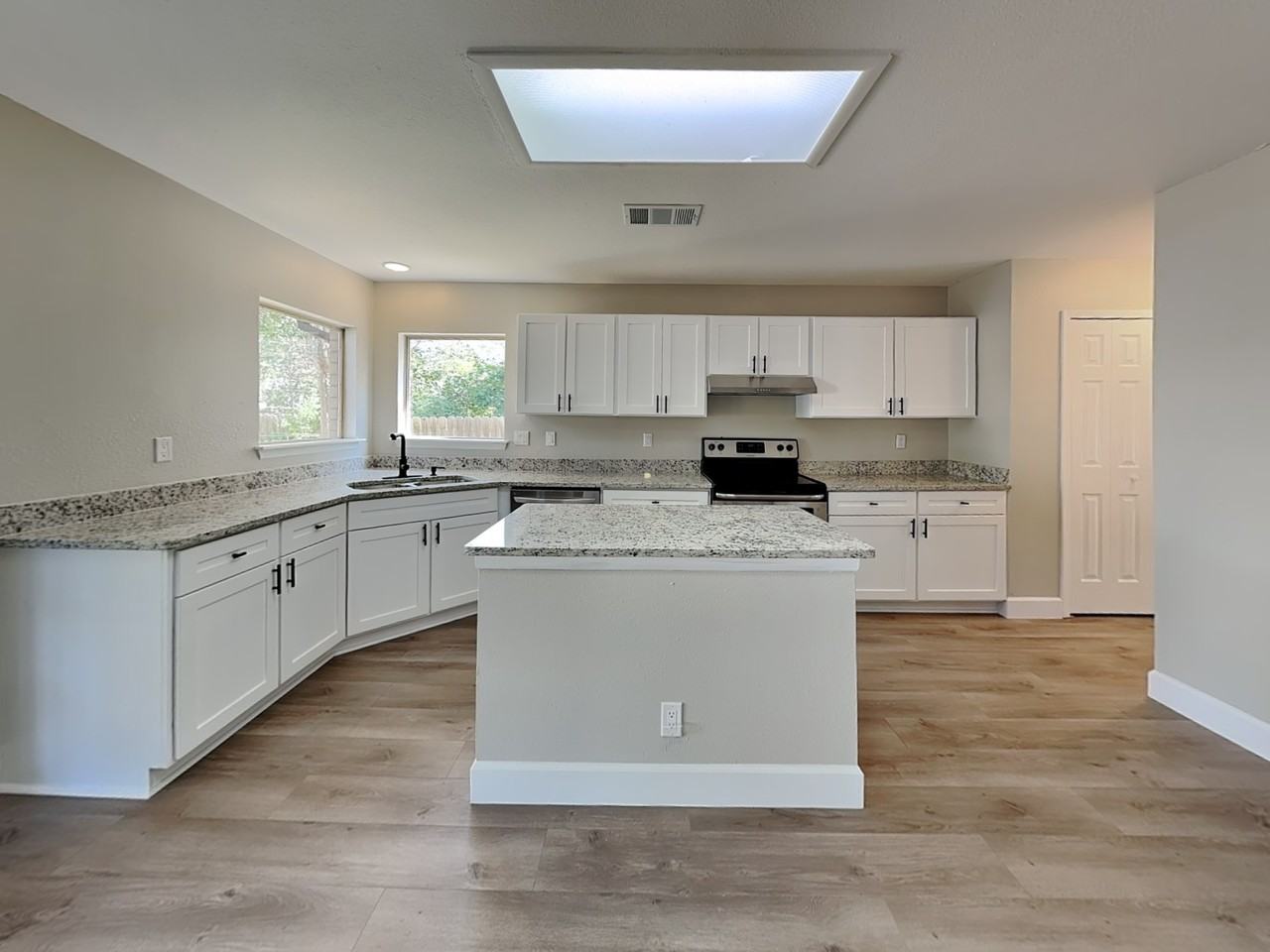 8011 Manderly Pl - Photo 4 of 19