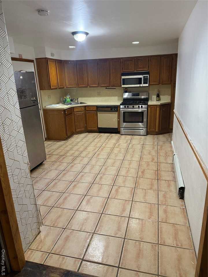 178 Commack Road - Photo 3 of 7