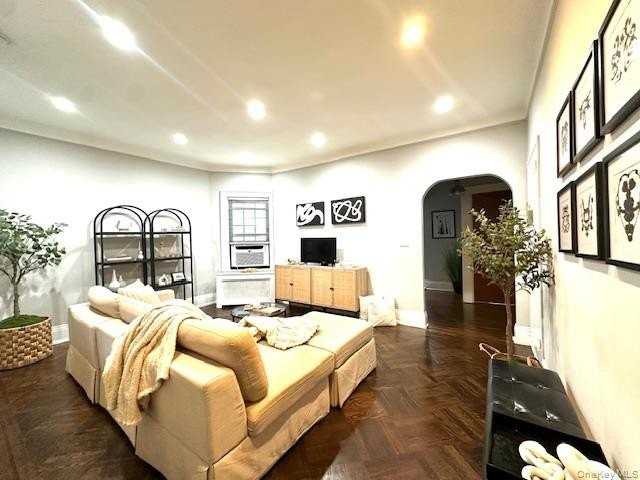 2213 38th St - Photo 2 of 8