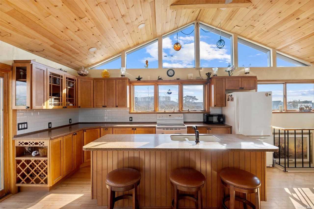 50 Clipper Roadway - Photo 4 of 17