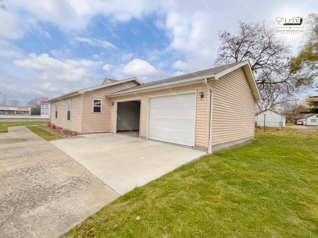 3320 East Genesee Avenue - Photo 2 of 22