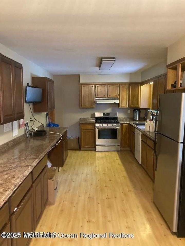 2 Lloyd Pl - Photo 2 of 4