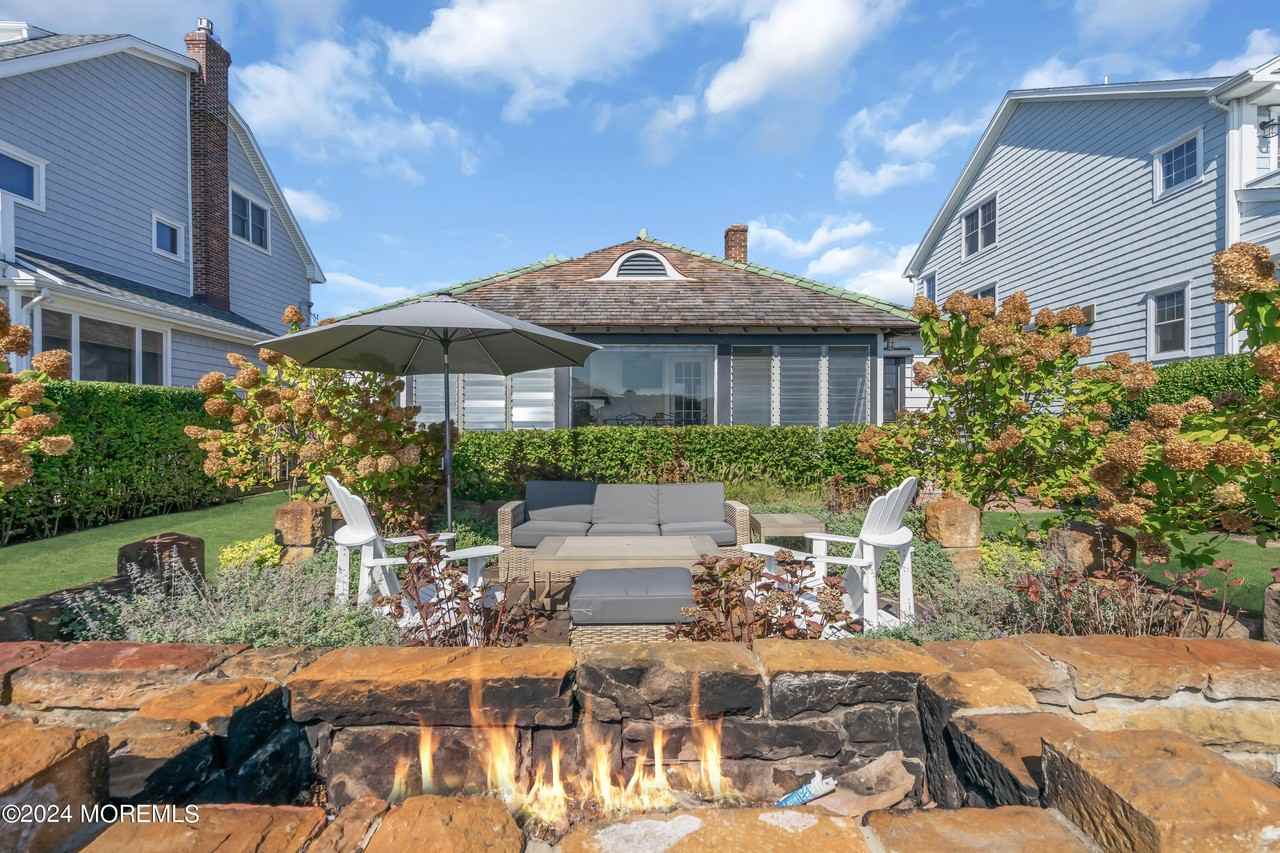 210 Roosevelt Ave - Photo 2 of 44