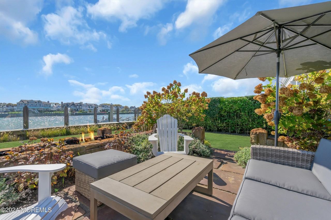 210 Roosevelt Ave - Photo 4 of 44