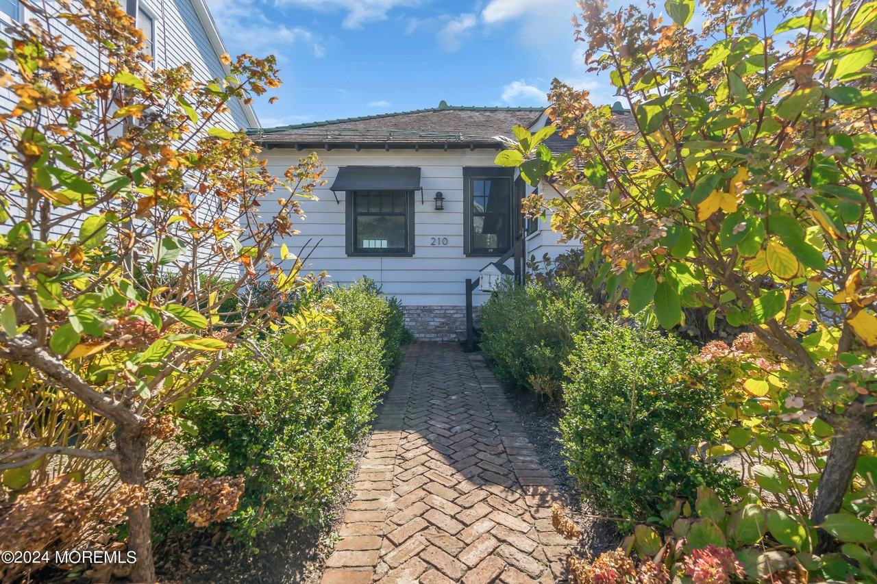 210 Roosevelt Ave - Photo 5 of 44