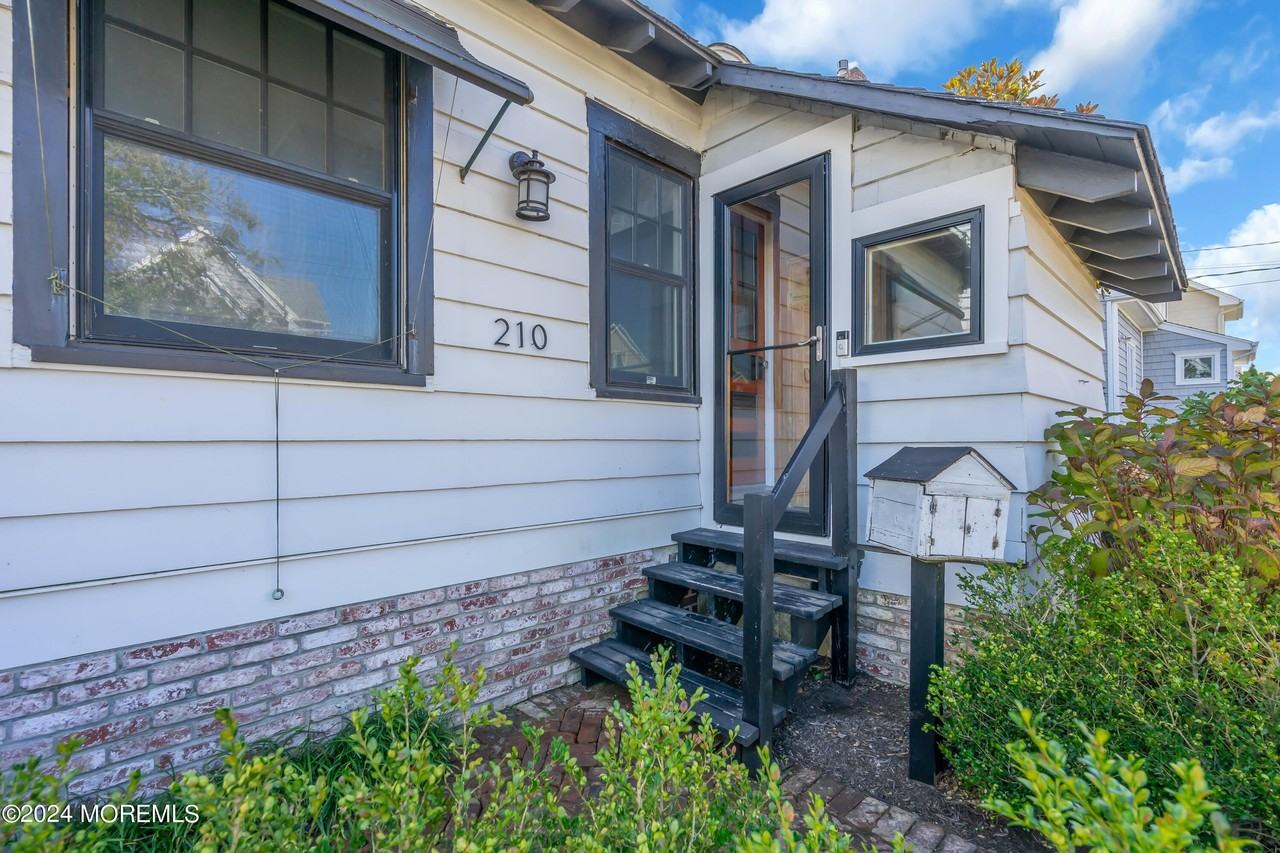 210 Roosevelt Ave - Photo 6 of 44