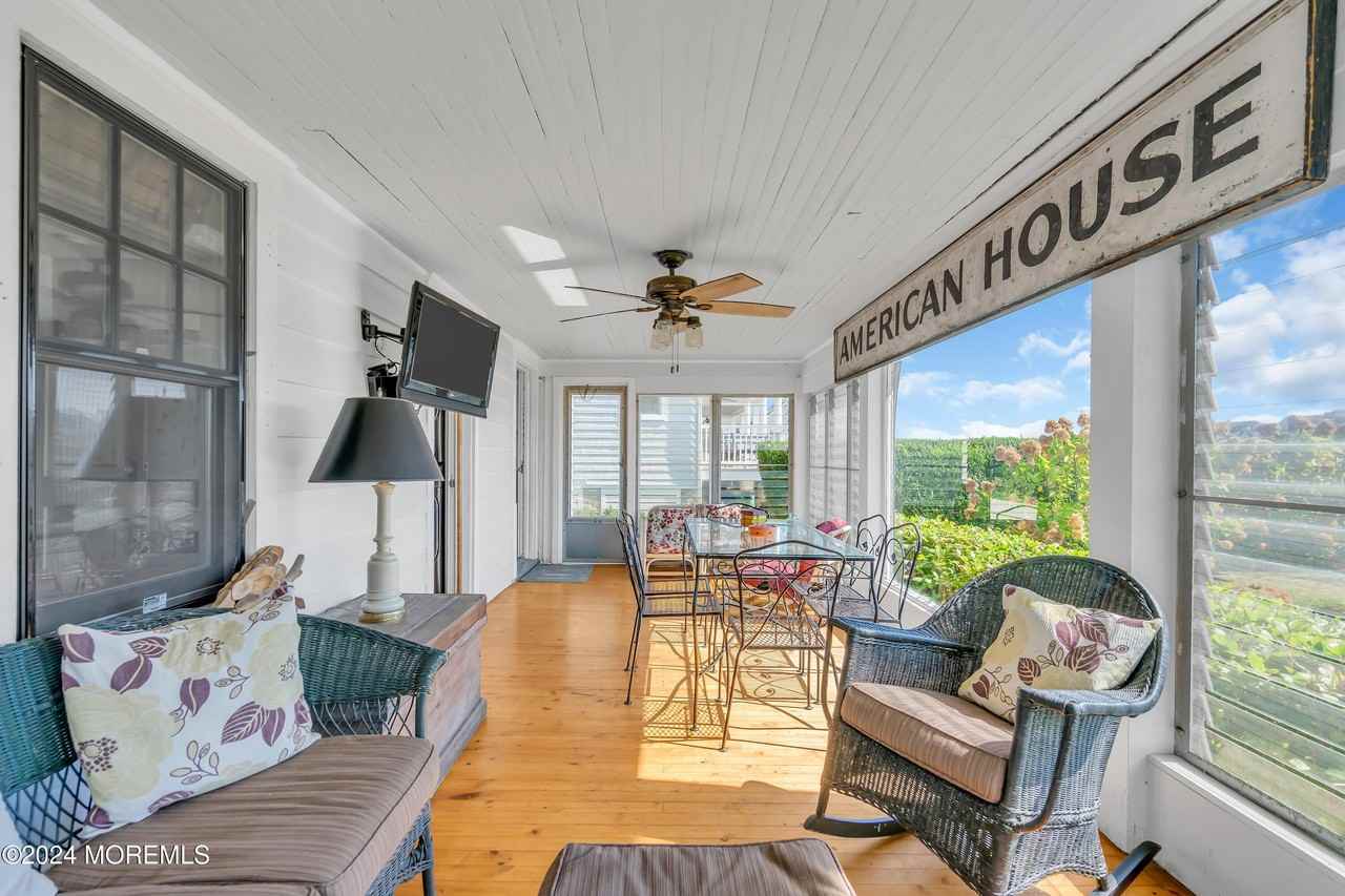 210 Roosevelt Ave - Photo 7 of 44