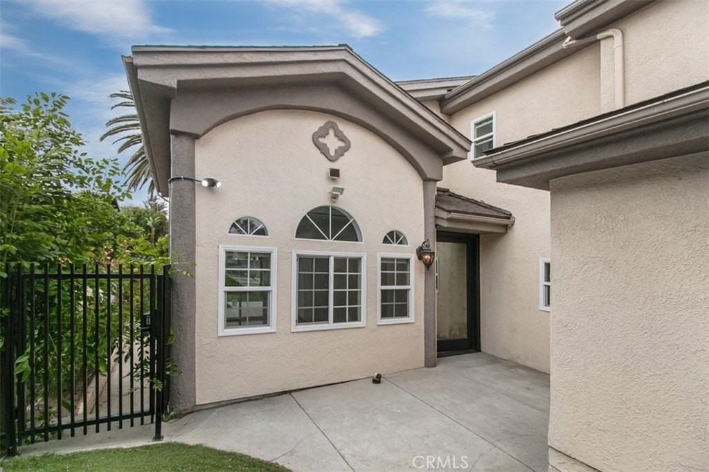 5409 Sylvia Ave - Photo 4 of 34