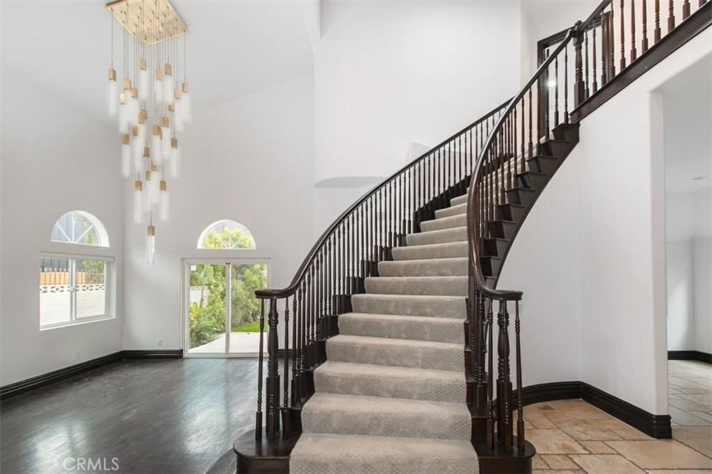 5409 Sylvia Ave - Photo 5 of 34